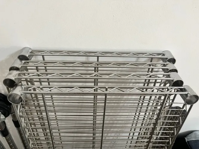 Estante aramada para organização