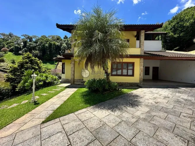 Casa para locação com 4 quartos sendo 1 suíte, 390 m² no Golfe - Teresópolis/RJ.
