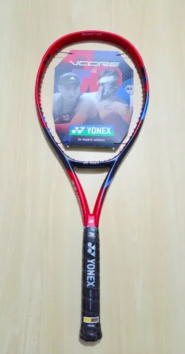 Raquete Yonex Vcore 100 Scarlet NOVA L3