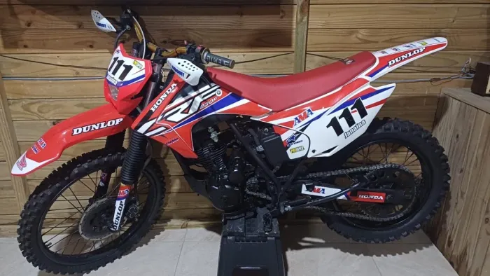NX200 com kit de CRF com capacete e roupa completa 