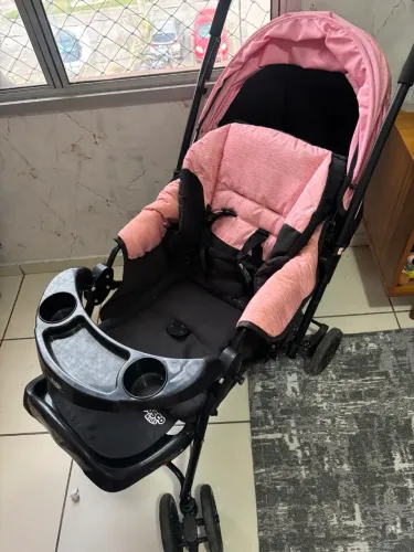 Carrinho e bebê Conforto