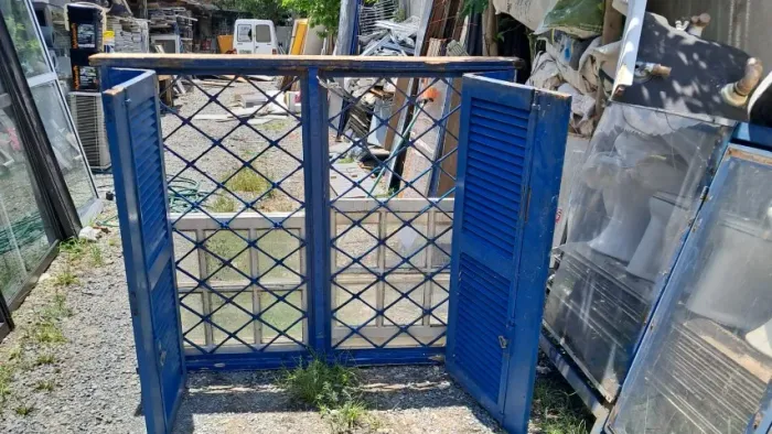 Janela de madeira na cor azul