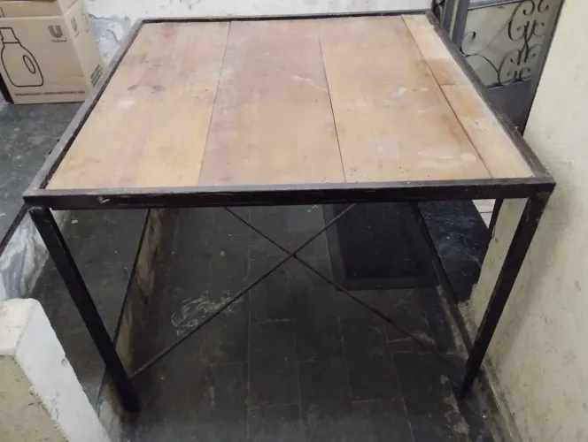 Mesa Funcional com Estrutura de Ferro.