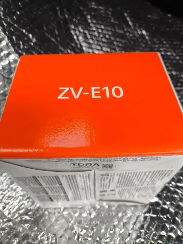Câmera Sony ZV-E10 - na caixa