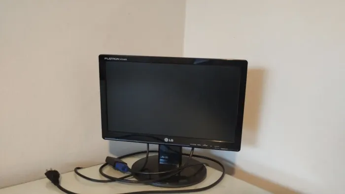 Monitor 15 polegadas LG + adaptador HDMI
