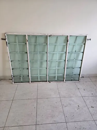 Janelas e portas de ferro com vidro