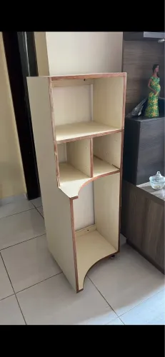 Armário Multiuso com Nichos e Rodízios