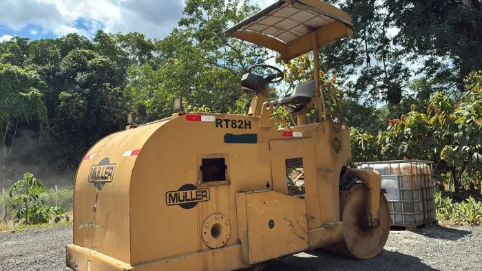 Rolo compactador Muller RT82H. 