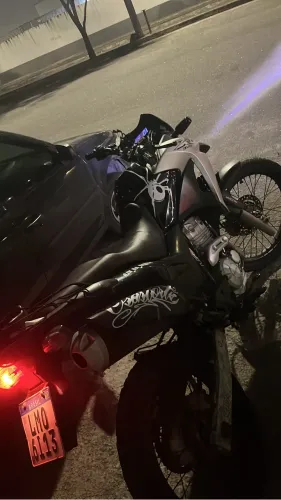 Troco ou vendo por 160 ou vendo por 20 mil , moto tá boa tá no meu nome