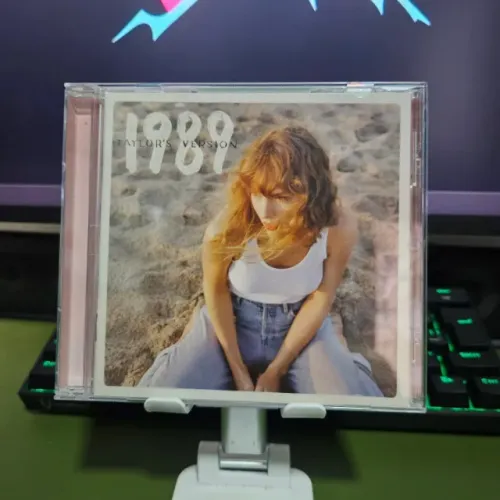 CD Taylor Swift - 1989 (Taylor's Version) Rose Garden Pink com Polaroids
