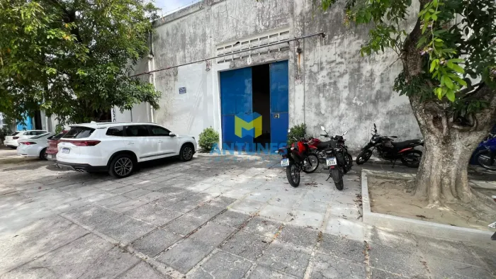 Alugue na Imbiribeira Galpão com 690m², com hidrantes e 02 portões de acesso