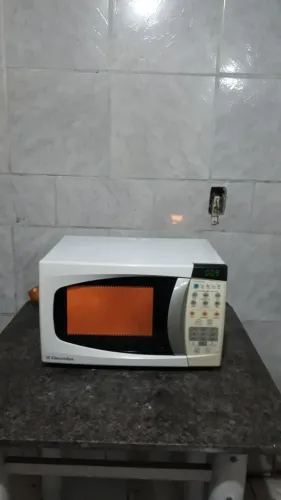 Microondas Electrolux 20 litros funcionando perfeitamente.