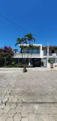 Linda casa com piscina a VENDA
