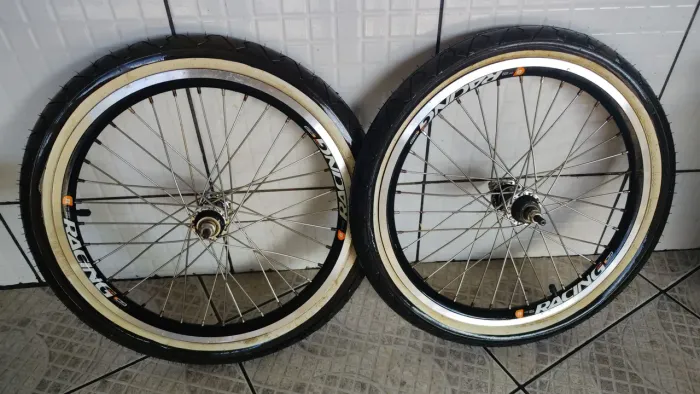 2 rodas aro 20, com pneus novos faixa branca, aro aéreo e cubo de rolamento. 