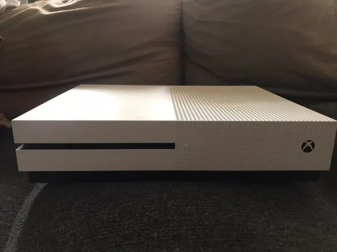 Xbox One S 1TB + 2 Controles Originais + Caixa + 3 jogos originais (Super Conservado)