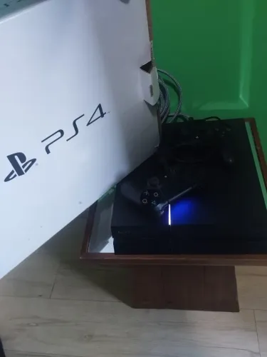 PS4 500GB com pouco uso e 2 controles originais +2 jogos