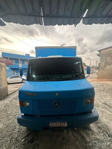 Mercedes-Benz 710 Plus 2009 | Baú 5,5m | Revisado | Climatizador | Pronto para Trabalhar
