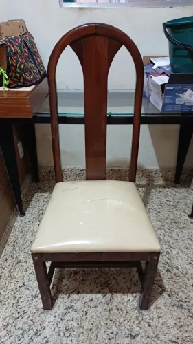 Uma cadeira de jantar madeira maciça