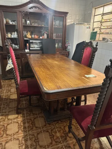 Mesa de Jantar em Madeira Maciça com 6 Cadeiras - Estilo Clássico