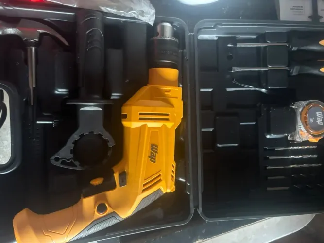 Kit furadeira Wap com martelo e acessórios