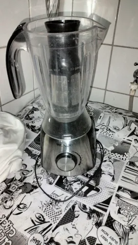 Liquidificador sem a tampa está funcionando