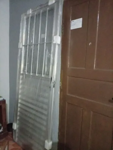 Porta alumínio com postigo 2.10x80