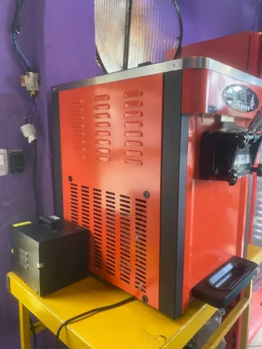 Vendo máquina de sorvete expresso com dois meses de uso, novíssima.