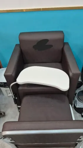 Cadeira manicure com suporte para pés