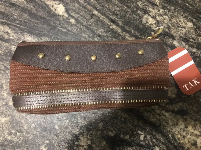 Bolsa de mão tipo carteira. NOVA