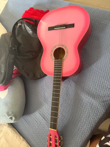 Violão rosa, delicado, de altíssima qualidade!