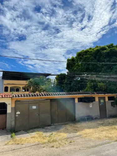 CASA COM 02 RESIDÊNCIAS E AMPLO QUINTAL EM EXCELENTE RUA DE JARDIM MARILÂNDIA