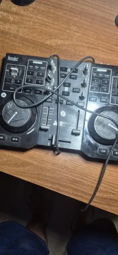 Controladora DJ Hércules DJControl Instinct
