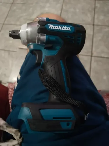 Chave de impacto Makita DTW300 18V COM torque 330Nm