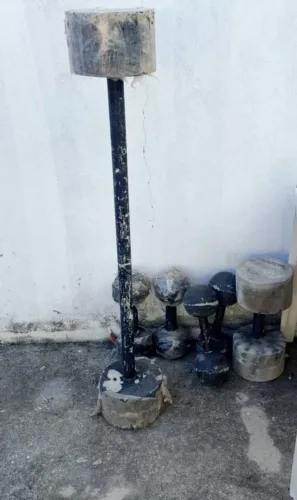 Pesos de academia.. barra de 20 kg . Um par de 4 kg , um par de 5 kg e uma unidade de 15