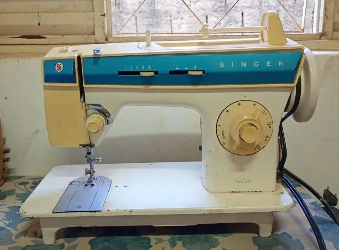 Máquina de costura Singer facilita