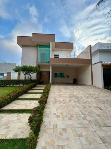 Casa de alto padrão em condomínio fechado localizada lado praia a 300 metros do mar, com 3