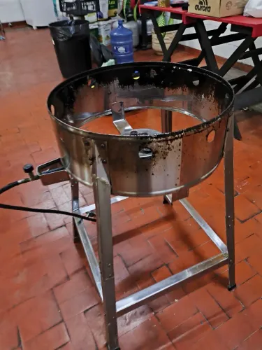2 Fogareiros a gás e 4 tachos para frituras