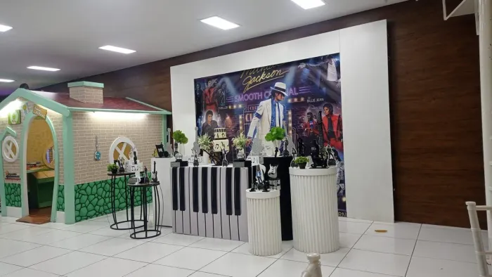 Painel Michael Jackson e 10 displays para decoração