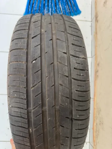 Pneu 215/50 R17 Dunlop muito novo