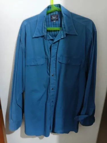 camisa azul com detalhe xadrez
