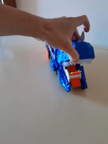 Caminhão que engole carrinhos
