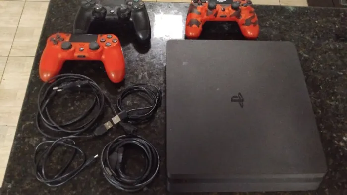 PLAYSTATION 4 1TB SLIM + 3 CONTROLES