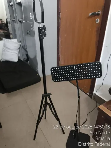 Tri pés e painel 