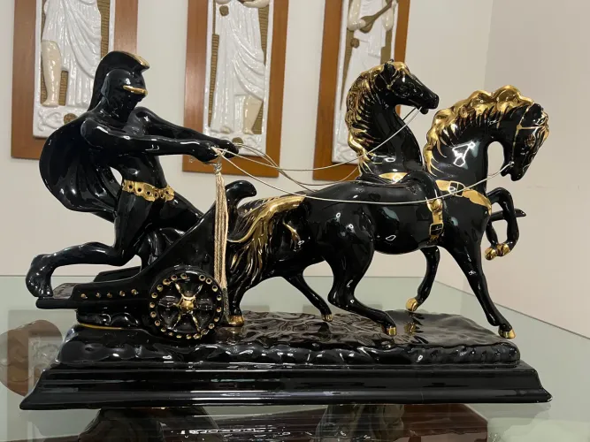 ESCULTURA ANTIGA EM PORCELANA - BIGA ROMANA
