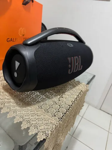 Vendo bombox 3 ainda na garantia, conservada 