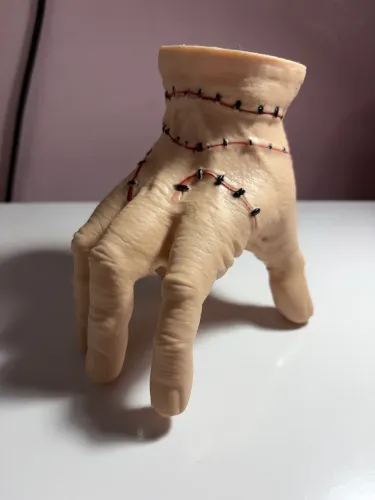 A Coisa, Mãozinha Addams em perfeito estado