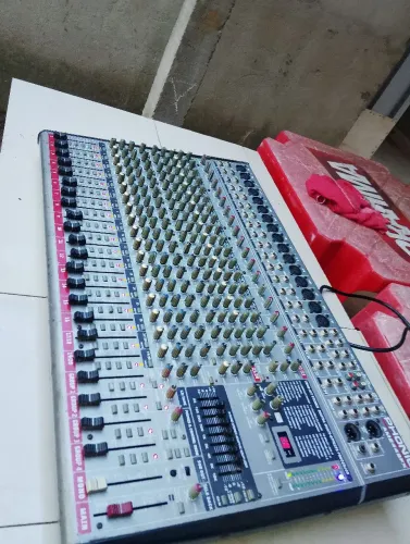 Vendo mesa de 24 canal funcionando