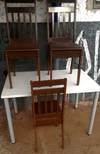 Mesa com 3 cadeiras