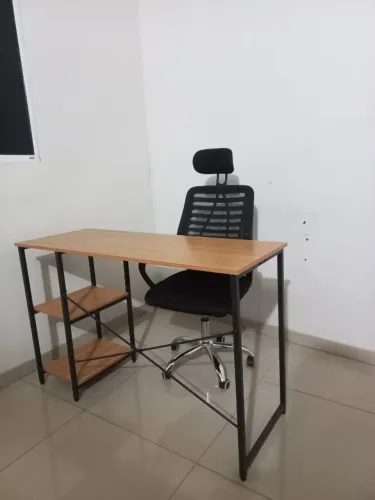 Mesa e cadeira de escritório - vendidas juntas ou separadamente - pouco tempo de uso