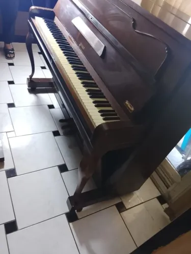 PIANO VERTICAL BEHAR LONDON